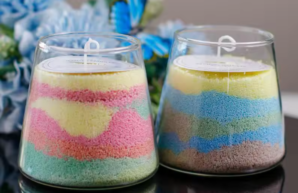 Velas de cera perladas de colores arena